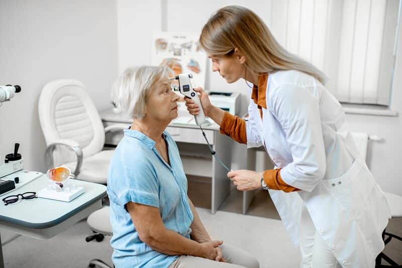 O-medico-oftalmologista-precisa-avaliar-o-tipo-do-colirio-ideal-para-o-seu-quadro-clinico